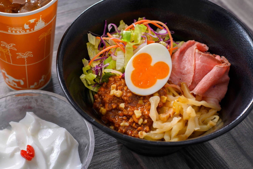 搭配米奇圖案蛋黃的咖哩烏龍麵～