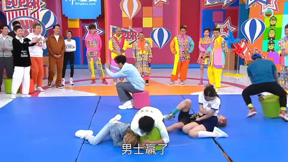 有網友認為梁競徽應要向Juliana道歉。