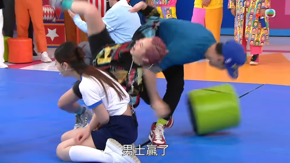 梁競徽最後成功搶到櫈仔。