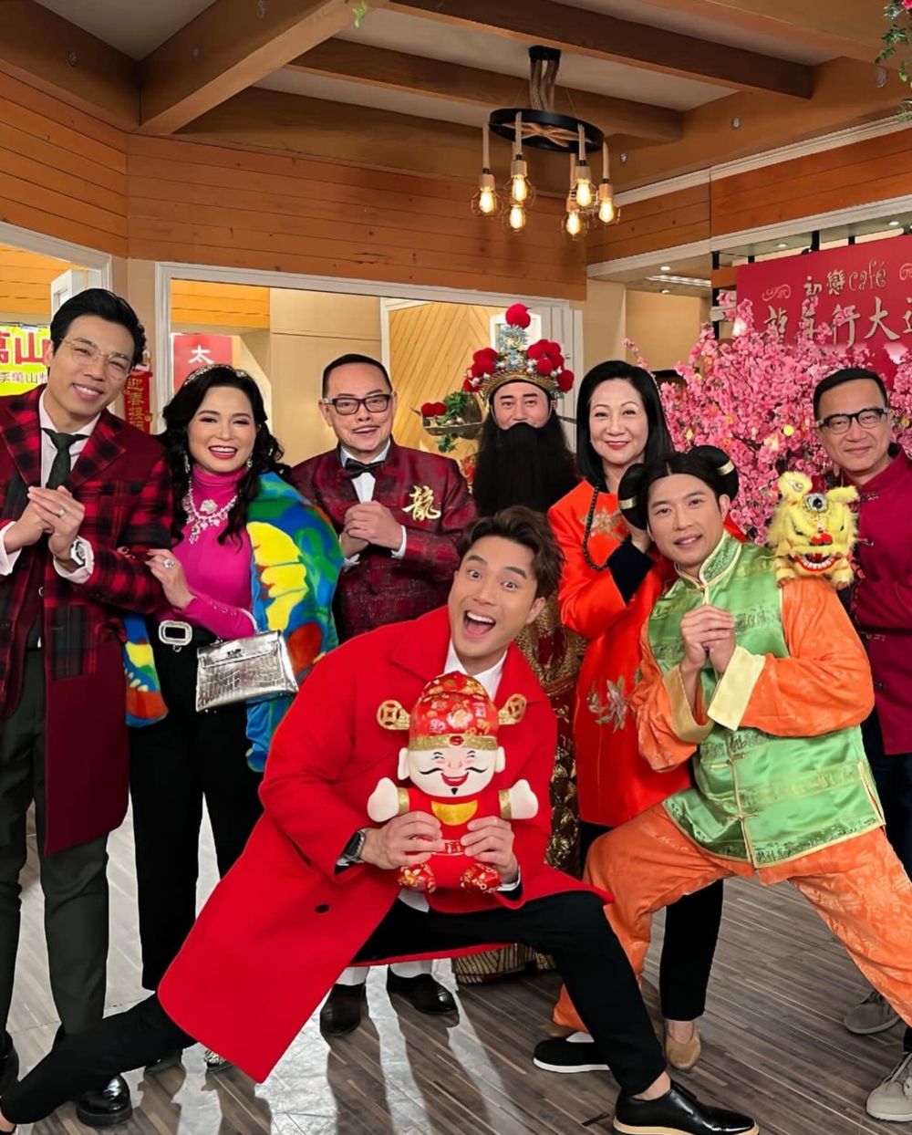 但佢晒出嘅龍家大合照中未見「大小姐」林淑敏