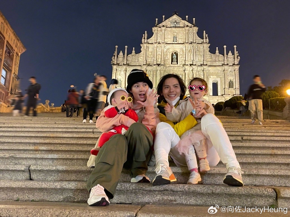 向佐和郭碧婷自2020年步入婚姻的殿堂後，育有一子一女