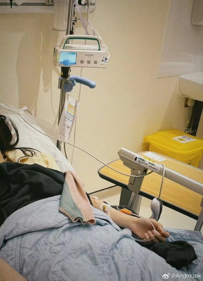 張韶涵公司分享了一張張韶涵躺在病床上接受治療的照片