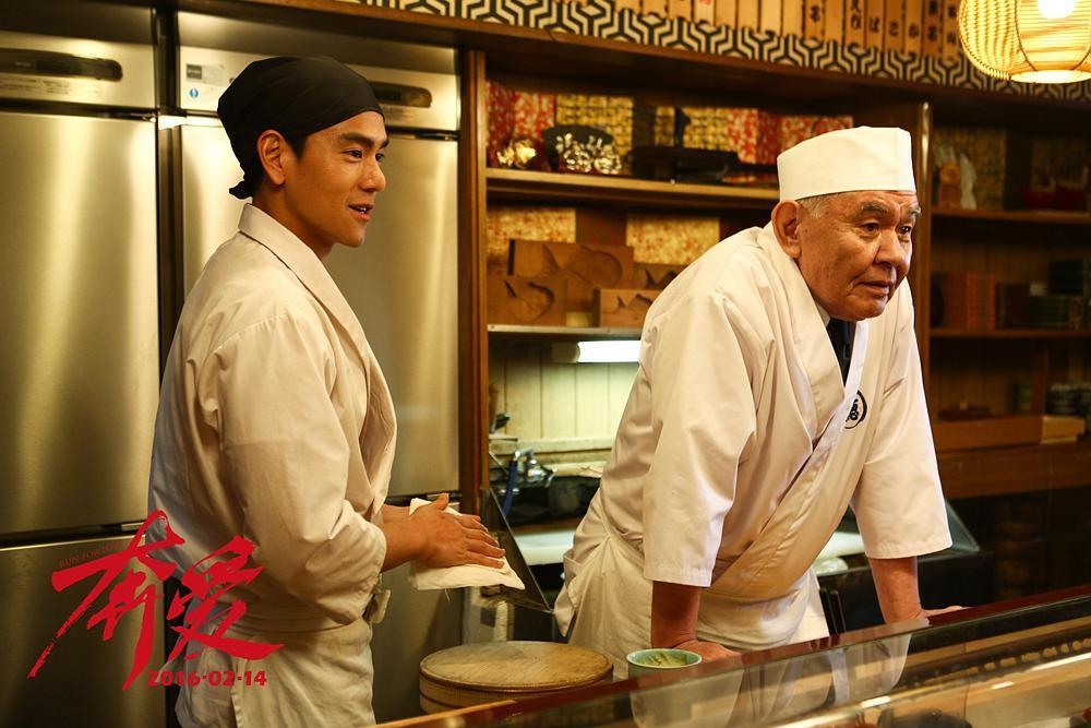 有一次B君book咗中環一間頂級私房菜組局，佢指：「啲海膽係我親自揸飛機日本飛過嚟，俾師傅來料加工。」