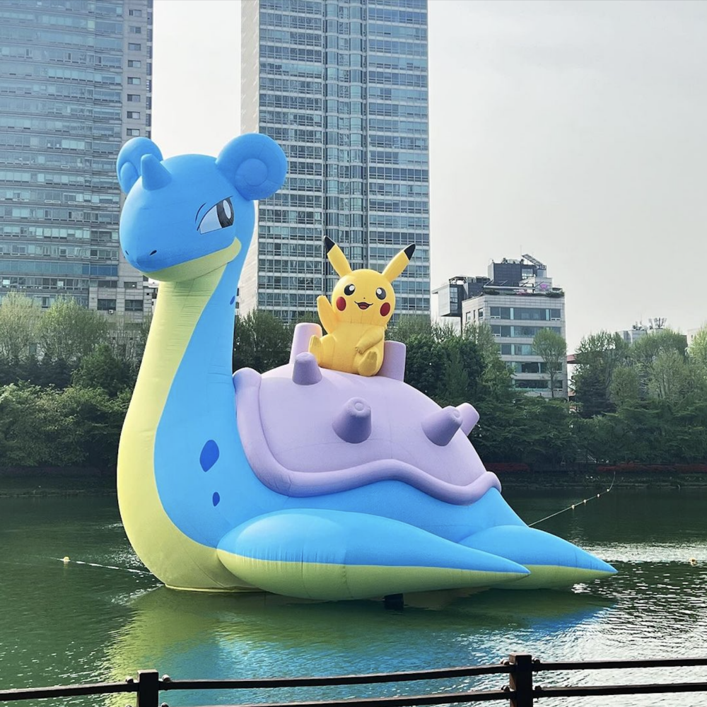 超大隻的比卡超及背背龍充氣公仔在蠶室石村湖出沒！