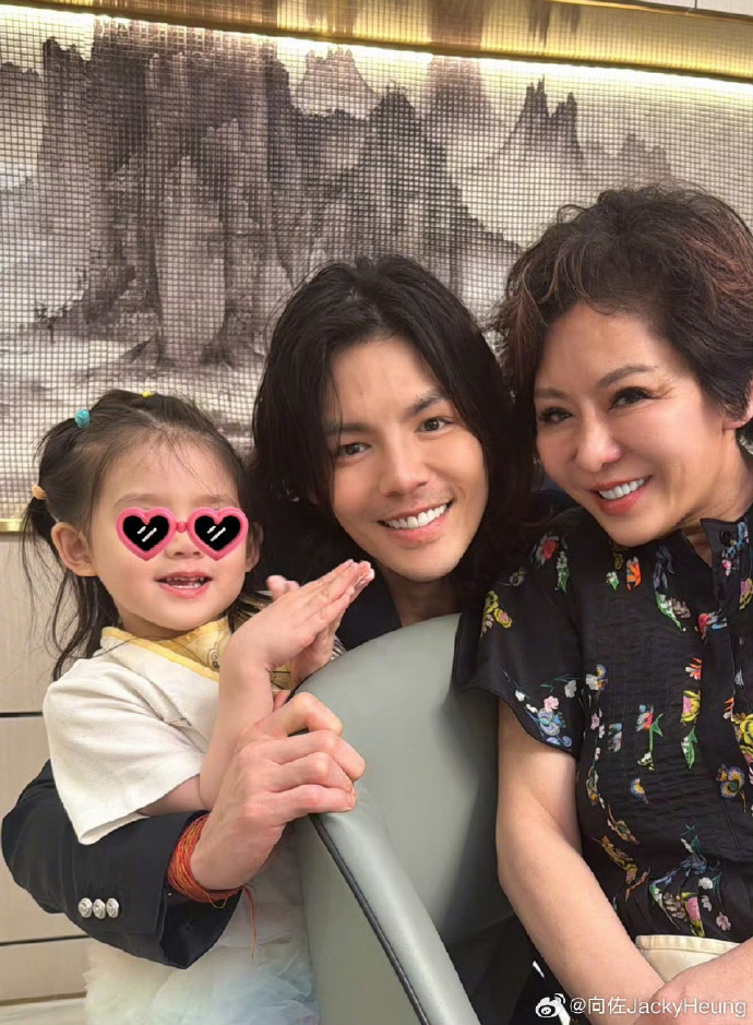 向佐祝媽媽向太和妻子郭碧婷母親節快樂：「兩位偉大美麗的的媽媽辛苦了 母親節快樂」