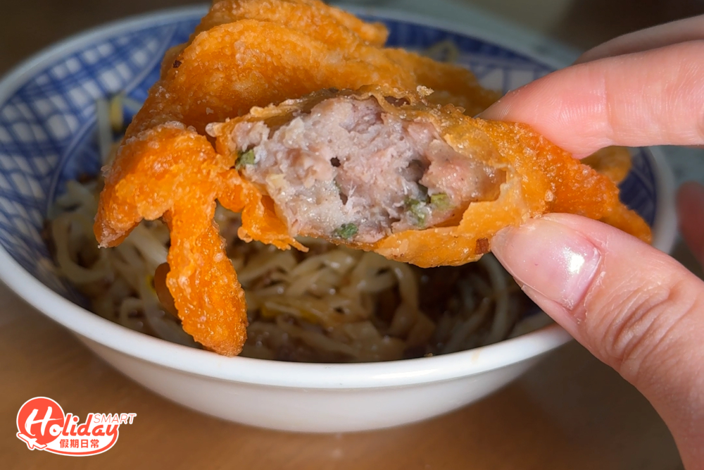 內餡以豬肉和魚漿製成，咸香滑嫩。