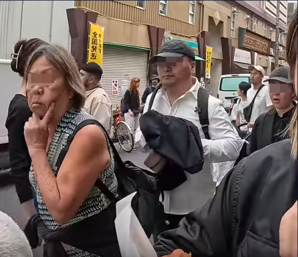 二人作案後若無其事地收起錢包繼續向前走,身邊也無人察覺