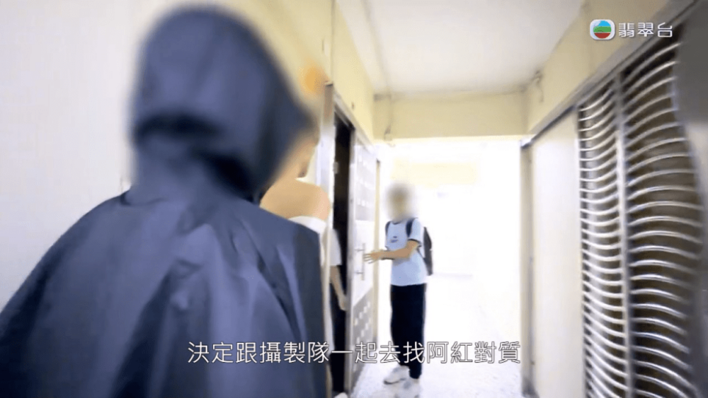 報料人Dana隨後亦有連同攝製隊一同進入阿紅的「中醫館」對質