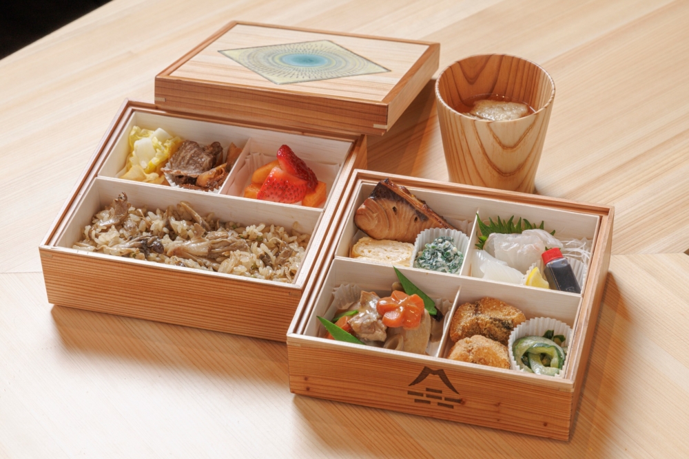 列車採用福岡及大分當地產的食材烹調，每天提供不同菜式的便當～