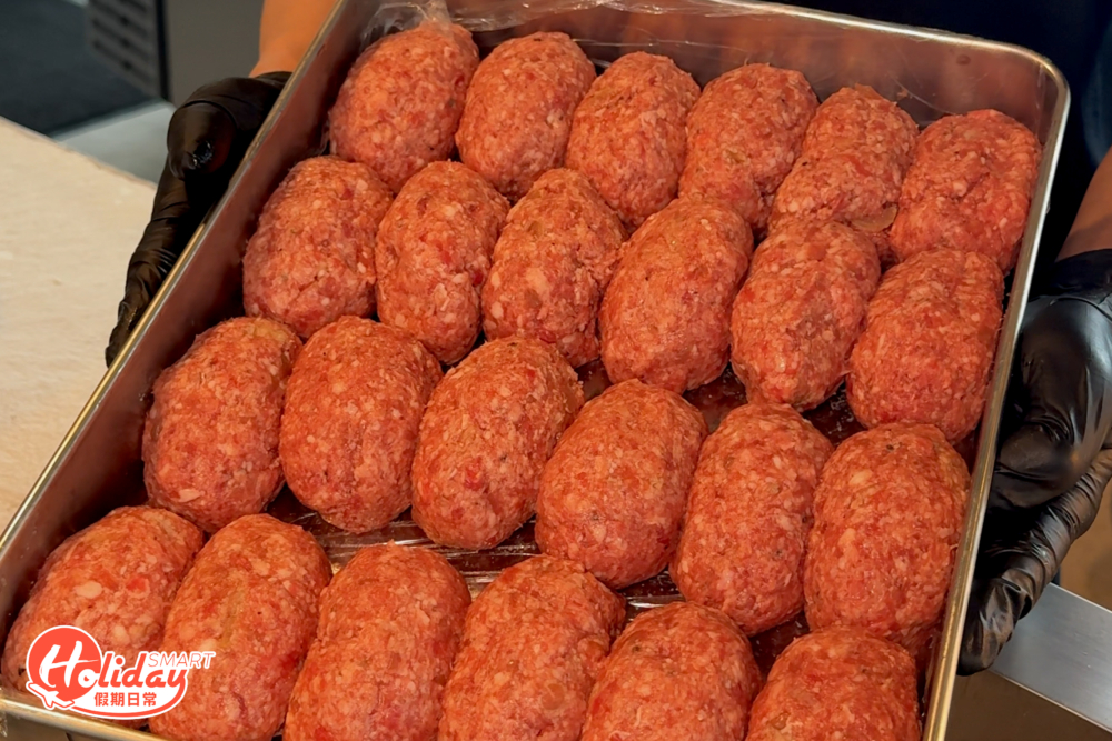 餐廳獨沽一味只供應一款套餐，招牌漢堡扒堅持採用100%日本牛肉，每日新鮮絞製當日所需份量，再用人手迅速俐落地反覆拍打絞肉塑形，以降低手掌溫度帶來的影響。