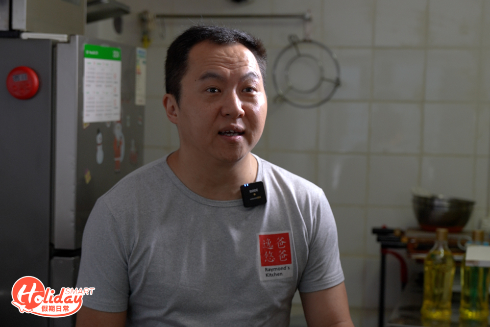 50歲的Raymond為了子女可以吃得健康,開始自己一手一腳做蛋卷。