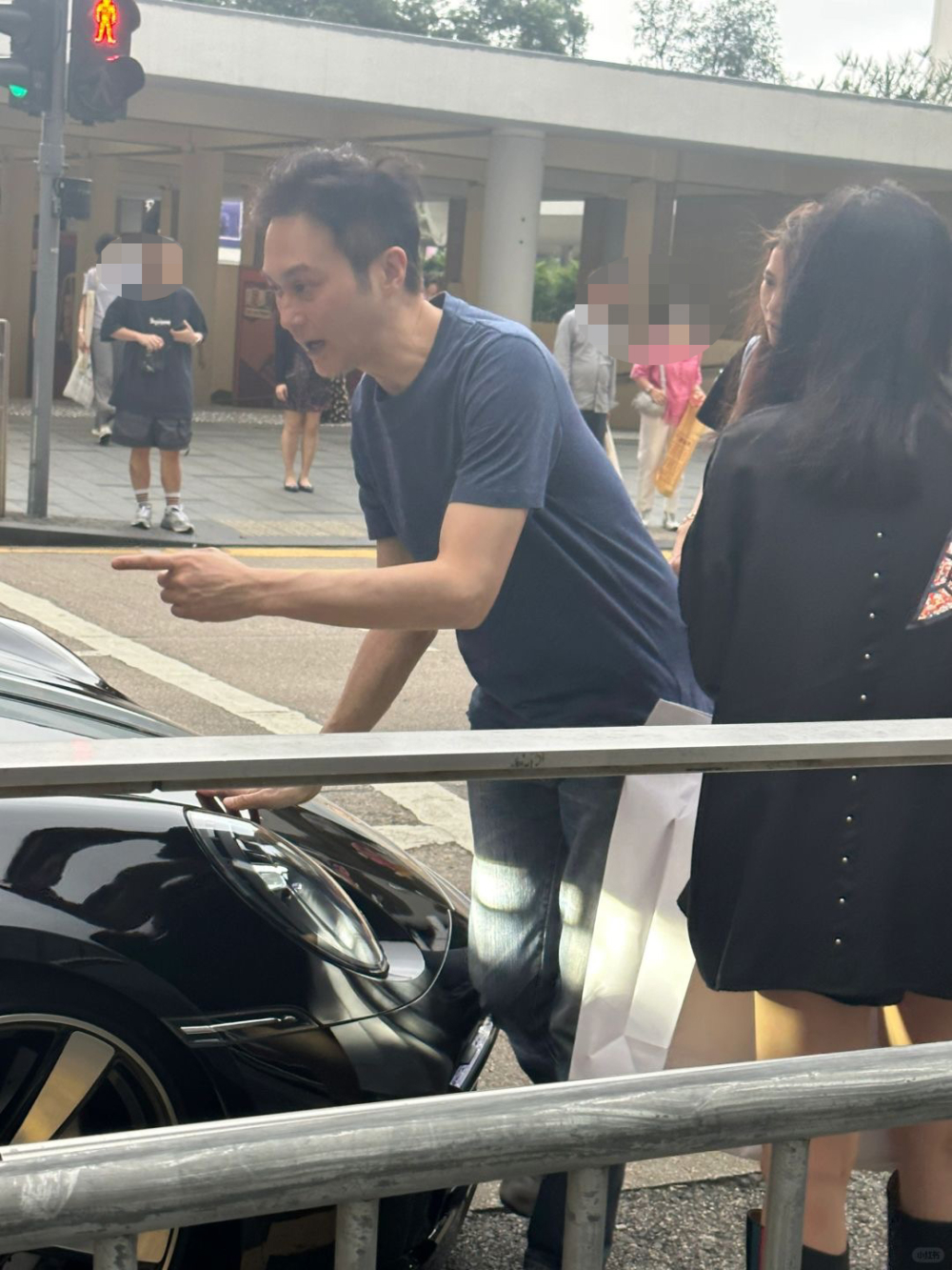 Chilam就落車幫手，十分貼心。  