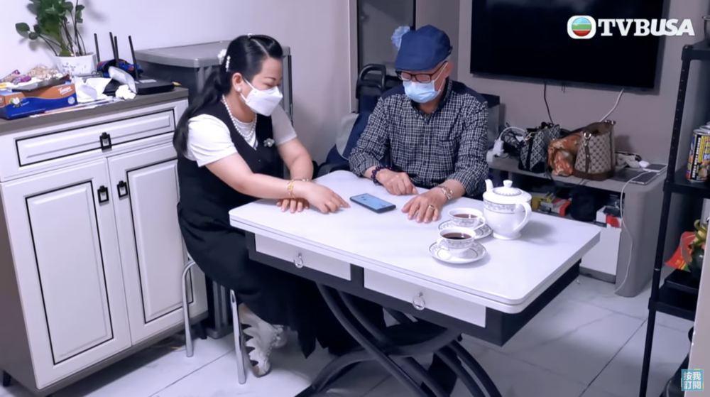 網民稱何太：：「上一手香港老人幫佢拎左身份証就離婚排公屋，而家間公屋就係離婚後排返黎」