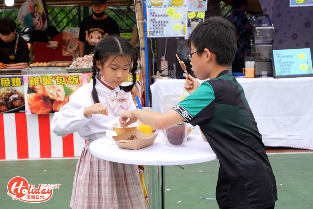 場地更設數張企檯，大家可以放低手頭上的美食，不用狼狽得要邊走邊吃。