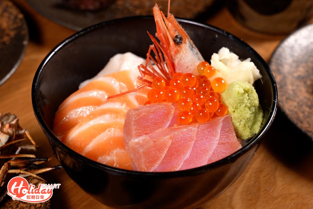 迷你刺身丼($68)有齊三文魚、吞拿魚、三文魚籽、帶子和甜蝦。
