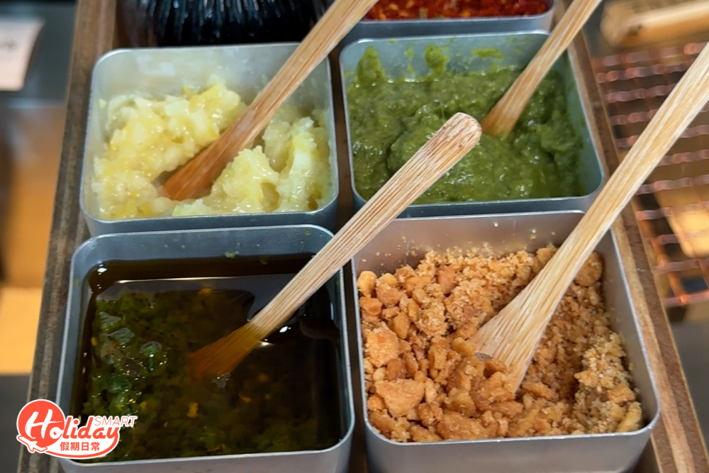 除了品嚐漢堡扒的原汁原味外，每個座位上亦備有多款自家製特色配料，每一款都能突顯現烤漢堡扒和現煮白飯的美味，大家也可以自由組合，配搭出屬於自己的口味！