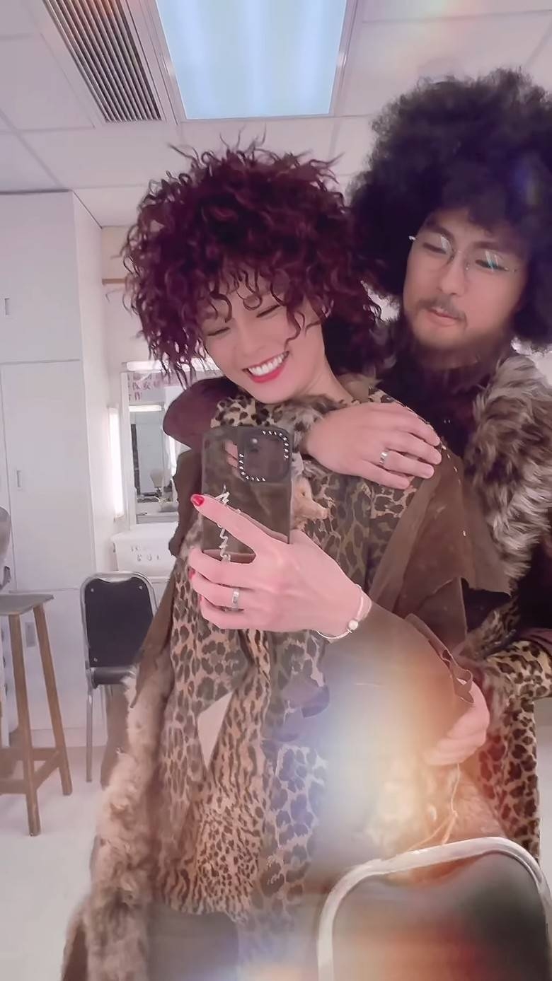 然而這次他們手上就分別戴上情侶戒指