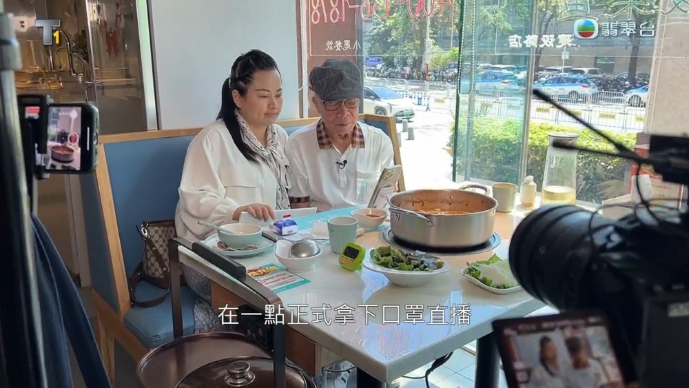 日前,《東張西望》再次採訪何伯與新何太,紀錄二人在深圳開直播的情況