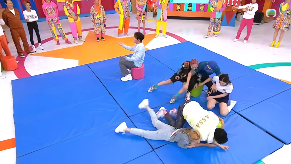 Juliana卻立即用手撥開，並掩胸坐在地上