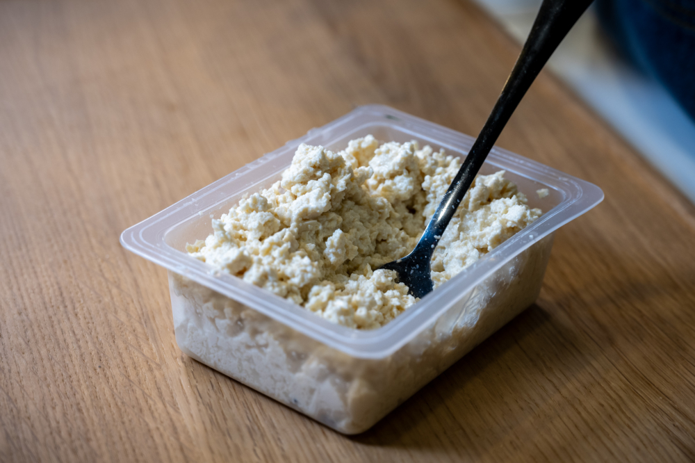 做法一：先將濃豆板豆腐盒內水份倒去，再將豆腐以叉壓碎成小粒狀。