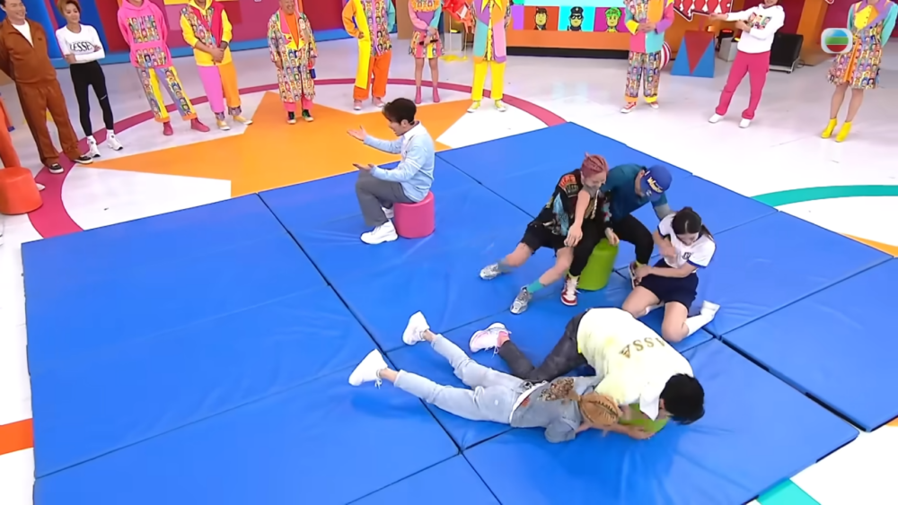 梁競徽未有即時縮開手，而Juliana卻立即用手撥開