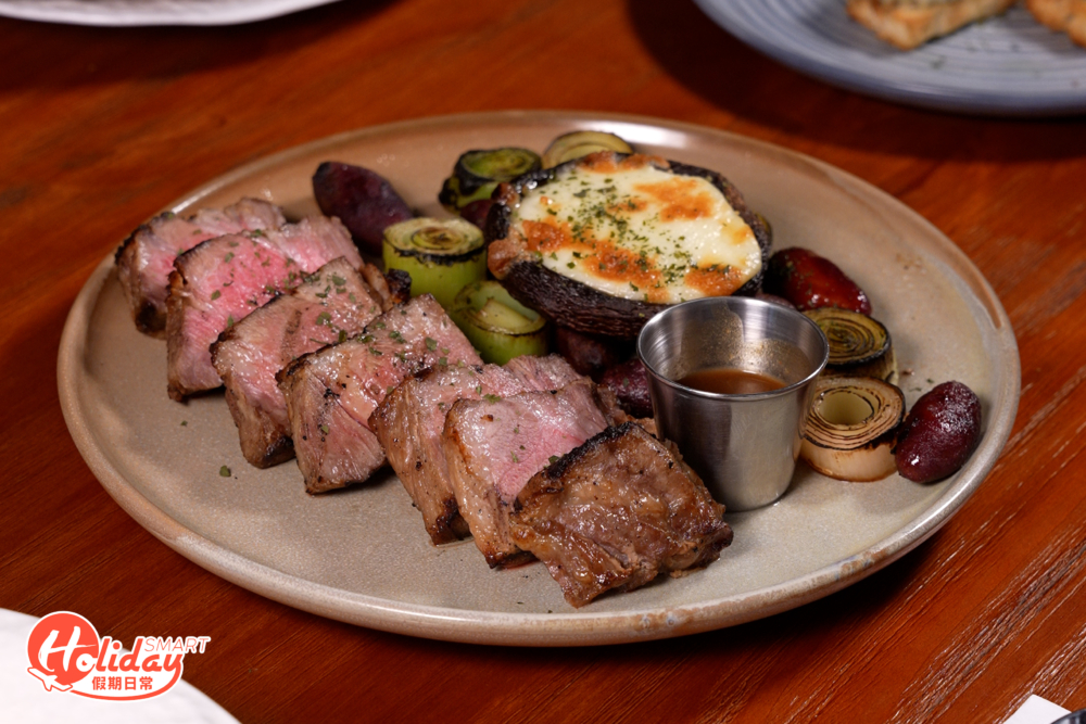 炭燒西班牙黑毛豬梅頭($298)，一上枱就香噴噴，令記者胃口大開。