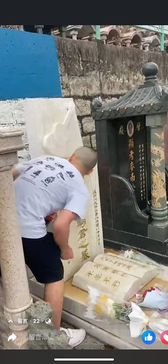 「光頭少年」在墓碑上寫字,並用腳踢遺照