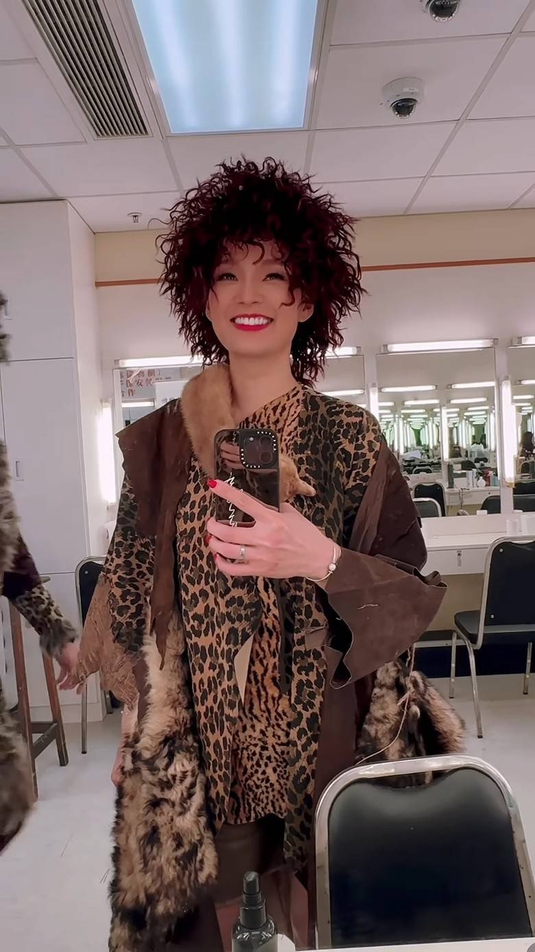 影片的後半段則是2人2024年經典重現，同樣由張景淳箍住呂慧儀然後再攬到實一實