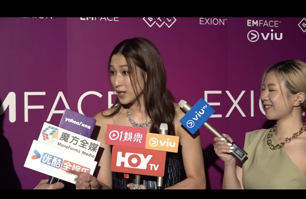另外鍾嘉欣亦大方透露,指與伍允龍有透過社交平台保持聯絡