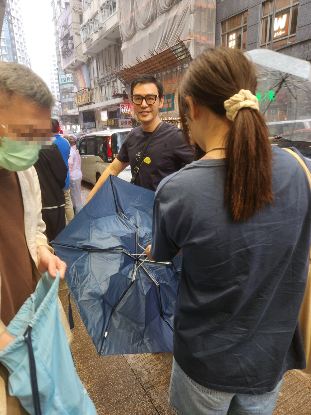 網友指責鍾鎮濤「打尖」行為，更認為餐廳安排不公平