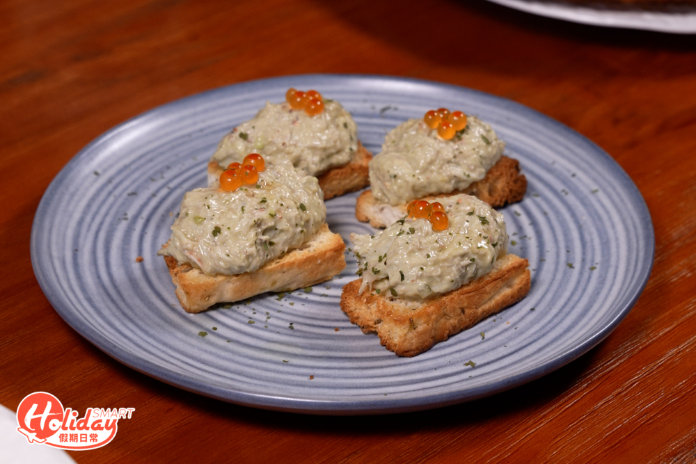 小食推薦牛油果蟹肉脆餅($88)，口感綿密Creamy。