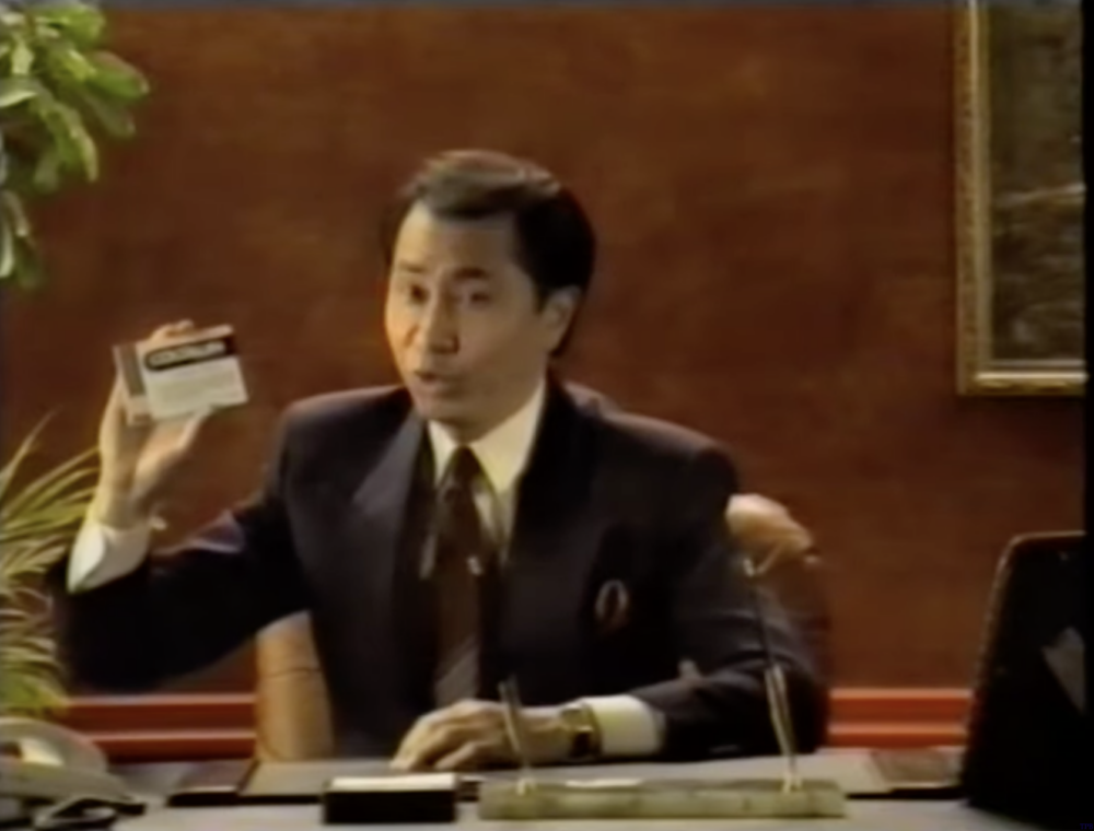 蕭亮英語、國語、廣東話、上海話和法語都十分流利，曾擔任不少電視廣告的旁白