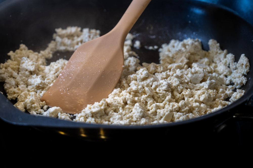 做法二：利用易潔鑊可不加油乾炒4分鐘，炒至乾水即可食用！