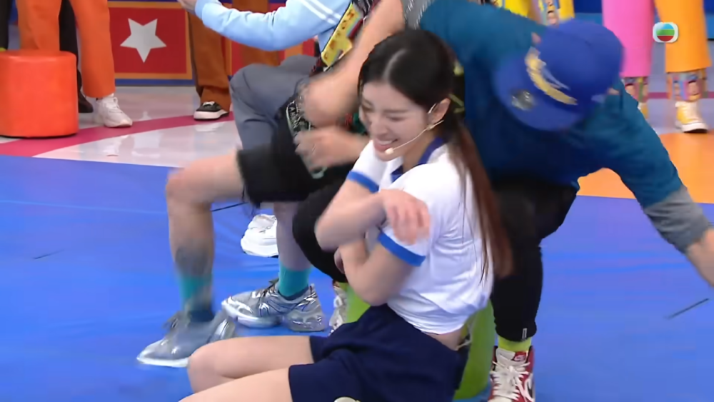 Juliana露出尷尬笑容不知所措