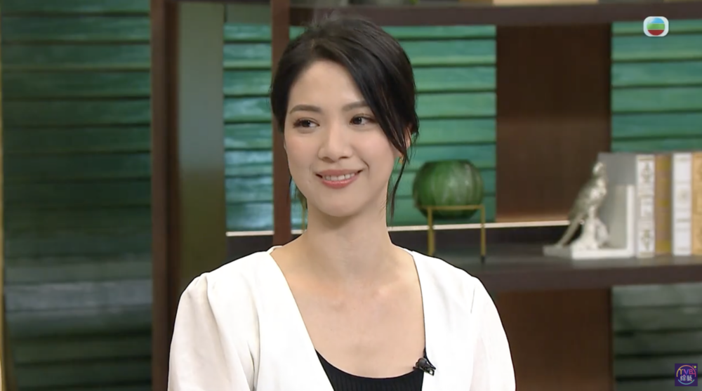 有網民認為馮盈盈是在座眾多香港小姐中最漂亮的一位，但扮斯文卻「太作狀」，同場的陳曉華則自然得多