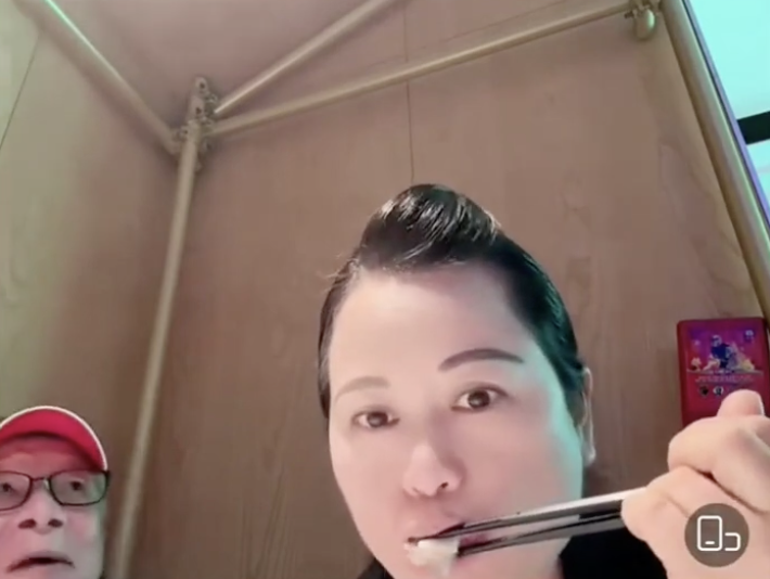 何太直播中可謂無所不談,一邊食嘢一邊講嘢