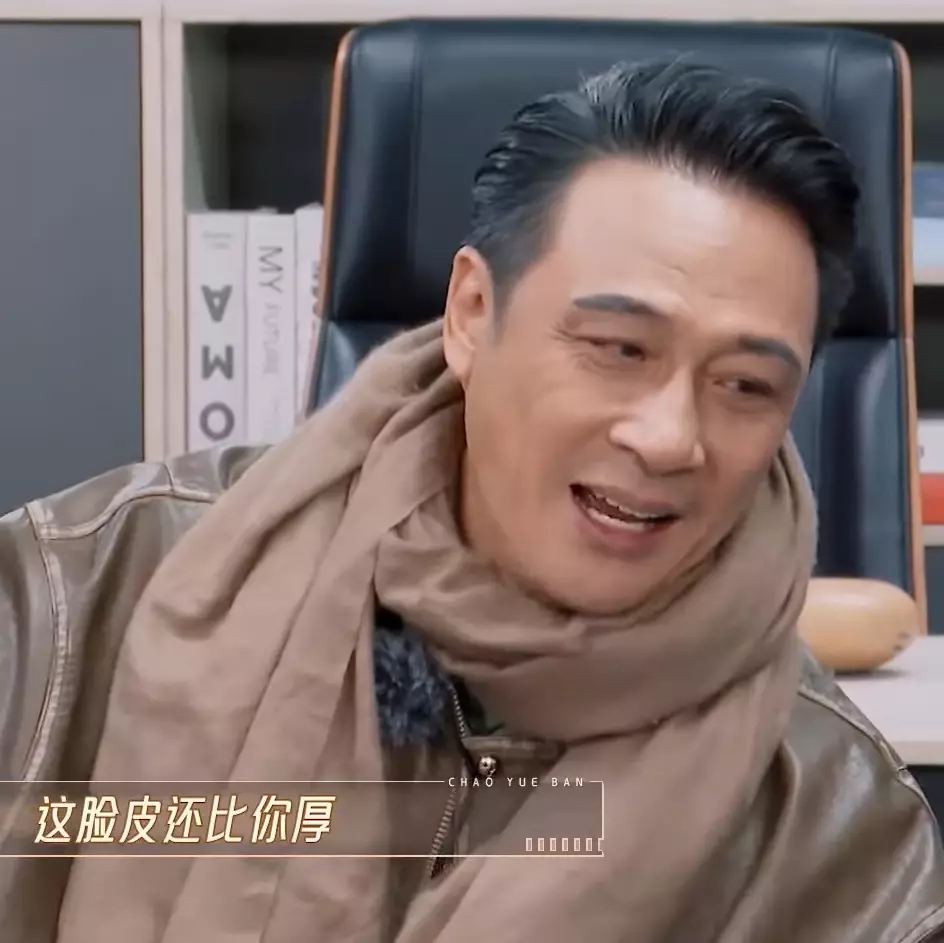 吳鎮宇相當無語兼頭痛，扶額無奈笑指向佐「臉皮厚」