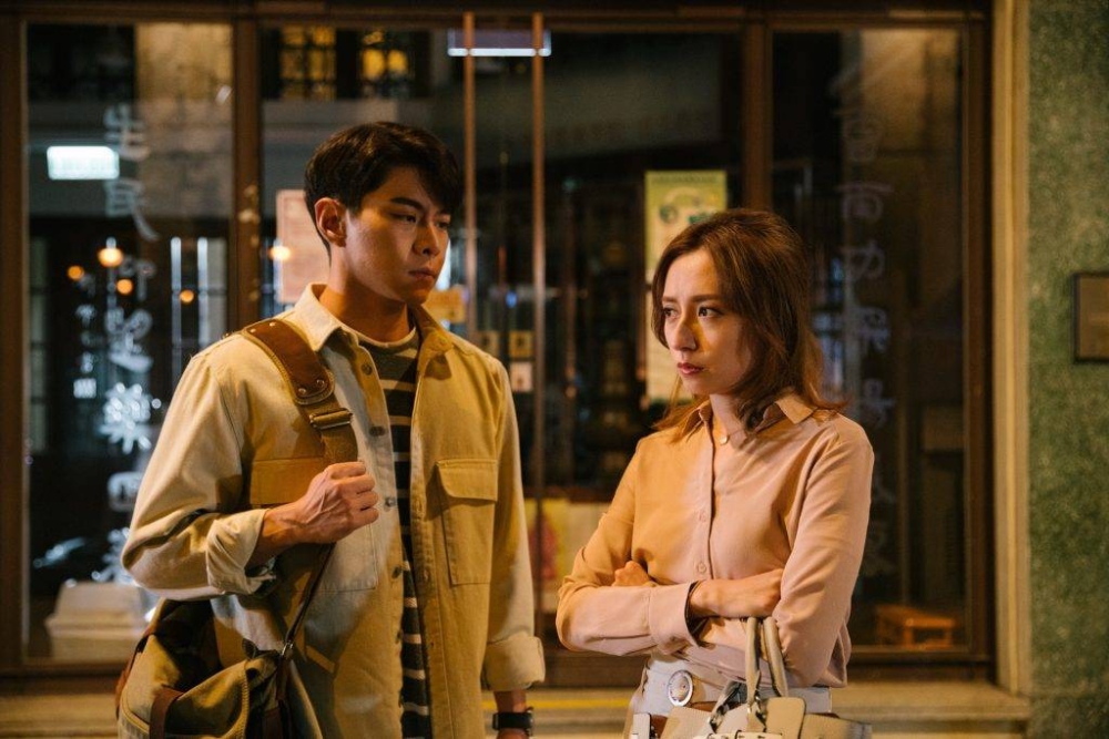 AK發現婚後妻子總是避免與他的親戚接觸，又以「累」為理由拒絕和他行房。