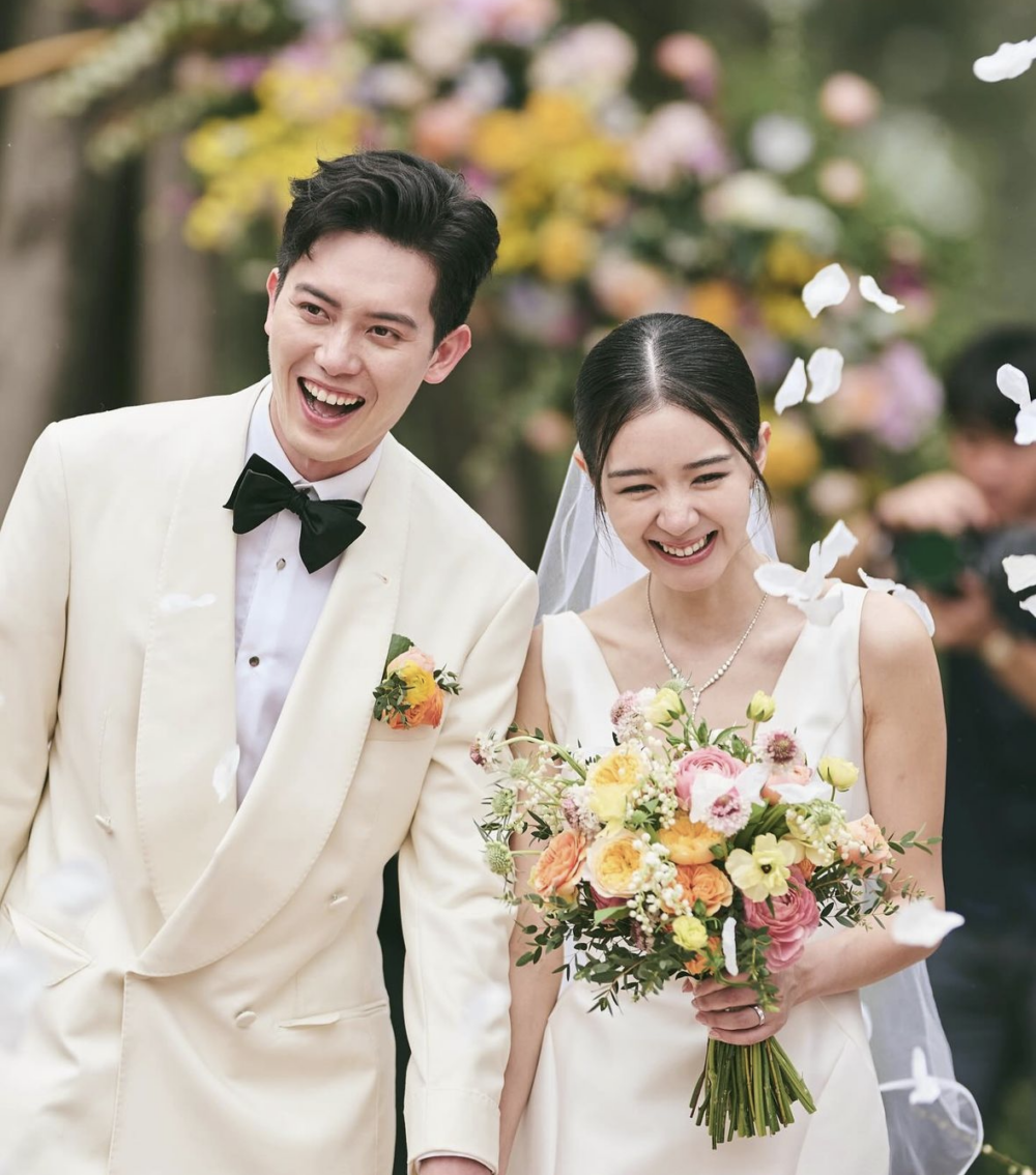 麥明詩都有回覆：「人家早到半小時」，力證老公認真工作，亦表示擺pose影相唔會影響到工作表現。