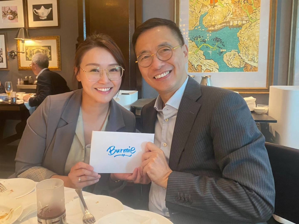 黃穎君曾指未來10年都想留在政府，但她工作兩年後在2023年12月再宣佈辭職