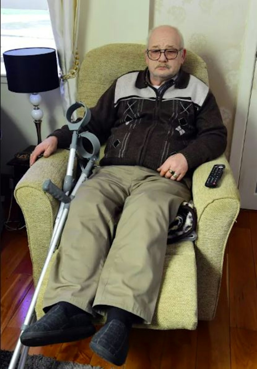 然而不久後他便從天堂跌落地獄,皆因他收到政府通知