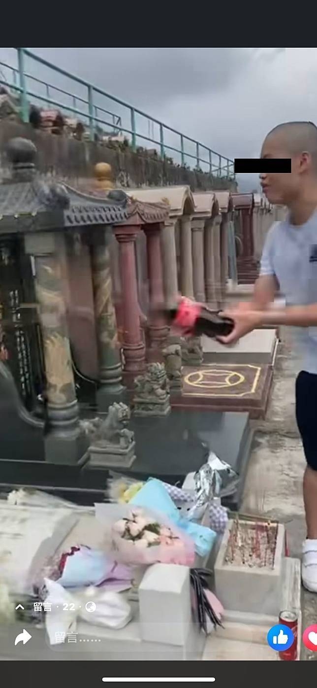 更在墓碑潑上汽水