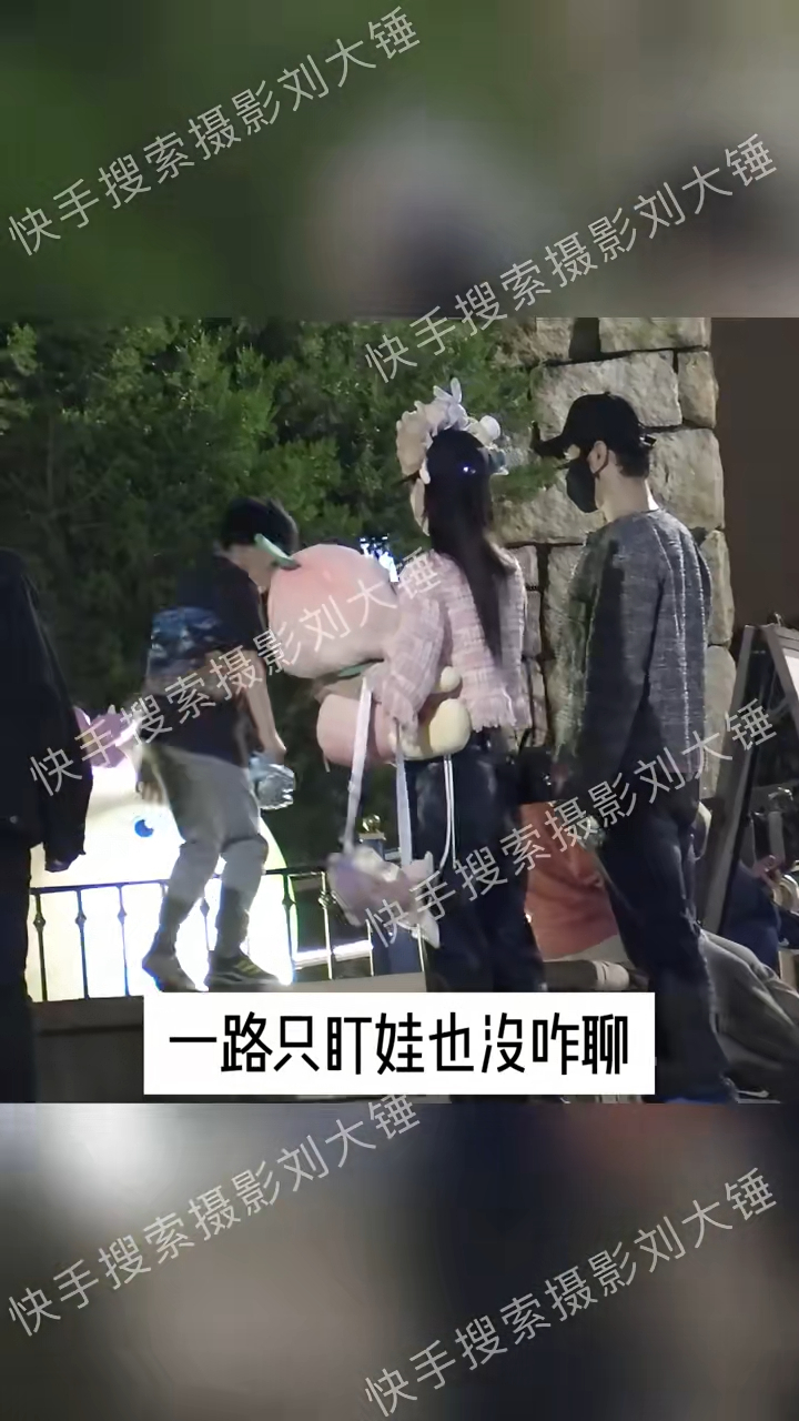 二人帶同7歲的兒子小海綿一同前往上海迪士尼！