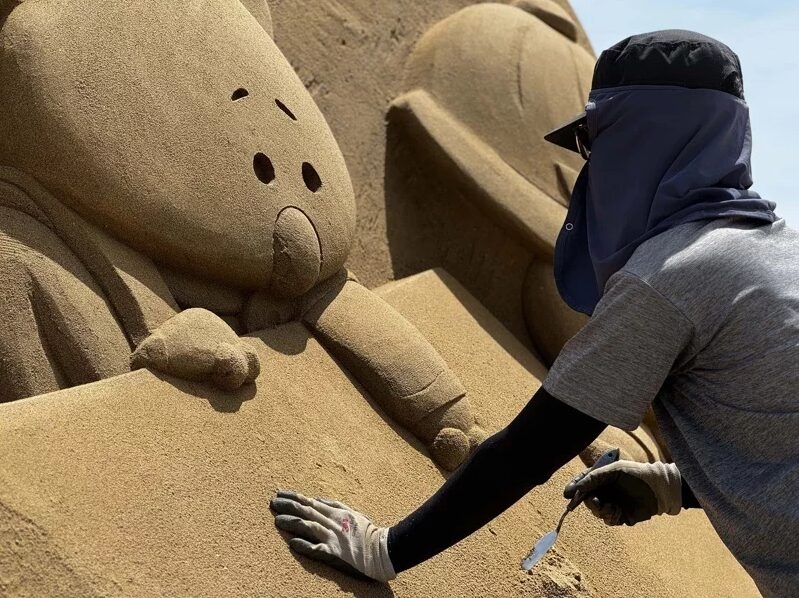 福隆沙雕季期間，附近的巴士站、火車站、客運站及停車場都會設有主辦單位的指示牌，指引如何前往福隆沙雕展區～