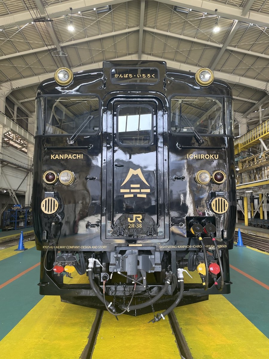 列車外觀採用黑色主調，並融入金色元素，更顯高貴、質感！