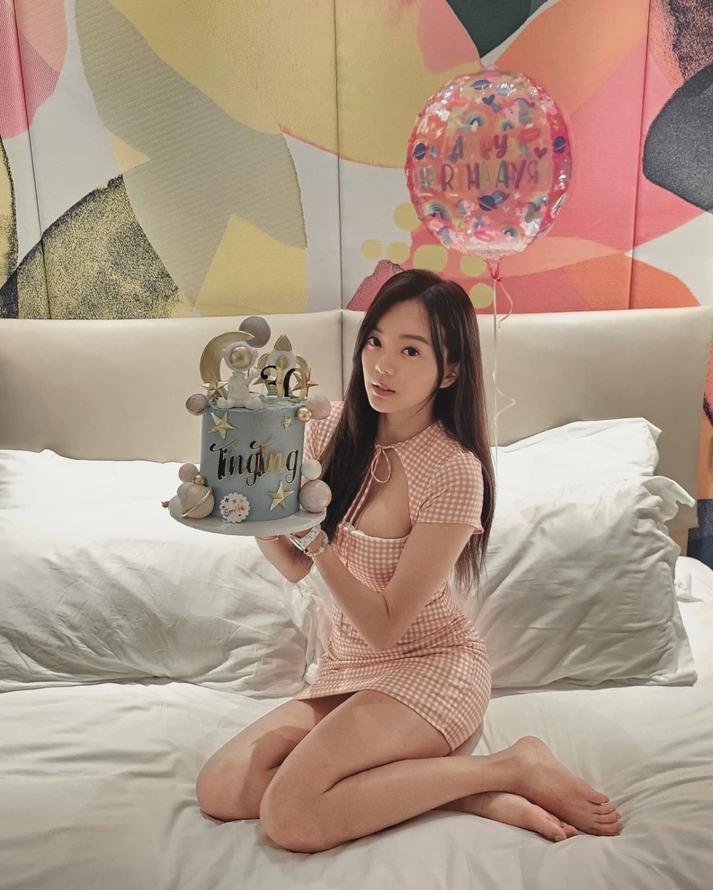 余思霆似乎已經平復心情，她分享了美照並表示：「不開心的事說完了，來點開心事吧！生日快樂啦！！！」