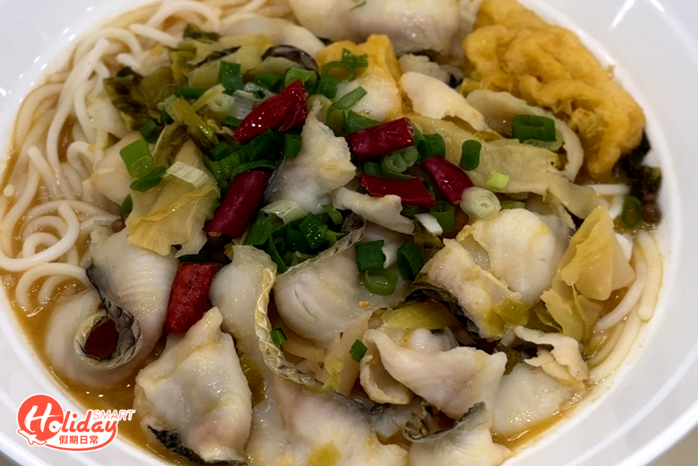金湯酸菜魚集酸、辣、鮮、香於一身,加上鮮活切成厚薄均勻的生魚片,惹味十足!