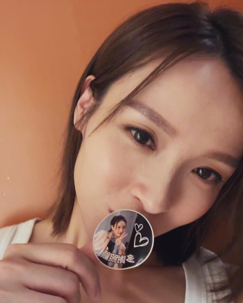 有人認為這可能標誌著Ali找到了自己的幸福,而有人則持懷疑態度,認為這只是男女間的友誼。