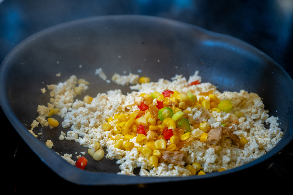 若想整成炒飯，亦可加入喜歡的配料，例如肉碎、粟米和蛋等等。