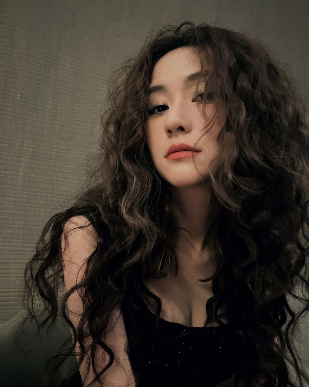 何超蓮前日在IG貼出兩張電曲髮的新形象照片，並配文寫道：「今天變身洋娃娃」